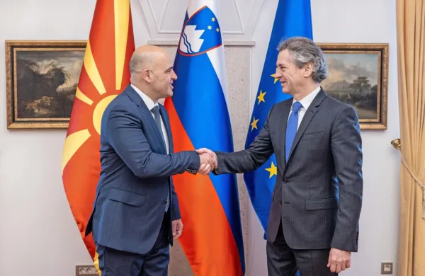 Premier Robert Golob je danes na Brdu pri Kranju gostil predsednika makedonske vlade Dimitarja Kovačevskega.