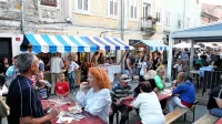 Tudi na   Prazniku oljk, vina in rib, na katerem sodelujejo   izolski 
gostinci, je očitno, da  si obiskovalci želijo druženja  še  po 22. uri.    