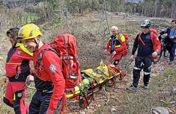Gorski reševalci so včeraj pobrali tekmovalca s proge in ga odnesli 
do reševalnega vozila. 