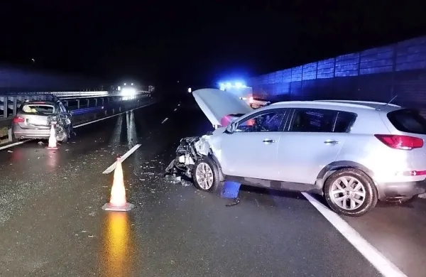 Dva od štirih razbitin, ki so v noči na soboto za nekaj ur zaprle 
avtocesto nad Postojno. 