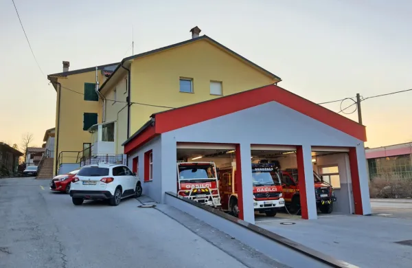 Gasilski dom v Senožečah je premajhen, stisnjen med bloki in 
glavno cesto.