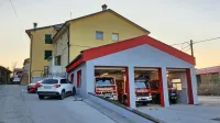 Gasilski dom v Senožečah je premajhen, stisnjen med bloki in 
glavno cesto.