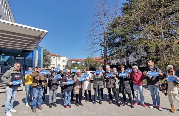Stavki so se danes pridružili tudi novinarji in novinarke koprskega 
regionalnega RTV centra.