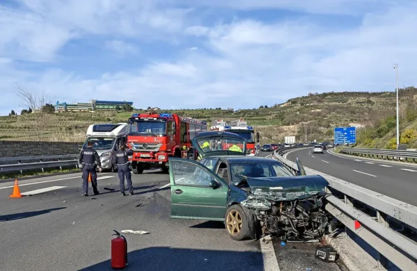 Pripeljal iz predora in z avtom tre&scaron;čil v ograjo