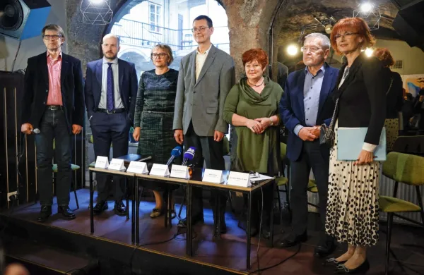 Avtorji zakona o pomoči pri prostovoljnem končanju življenja, ki 
omogoča pomoč v skrajni stiski posameznika ob koncu življenja in 
so ga pripravili v okviru Srebrne niti, so danes zaprosili za 
določitev šetmesečnega roka, v katerem bodo zbirali 5000 podpisov za vložitev predloga zakona v DZ.