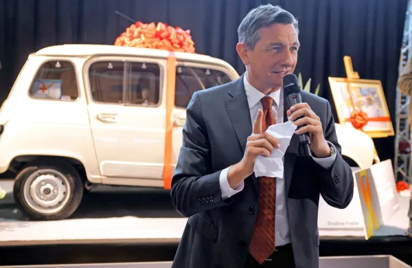Borut Pahor je v nagovoru čestital družini Fratar, da je predhodno v njegovi dobrodelni akciji kupila katro.