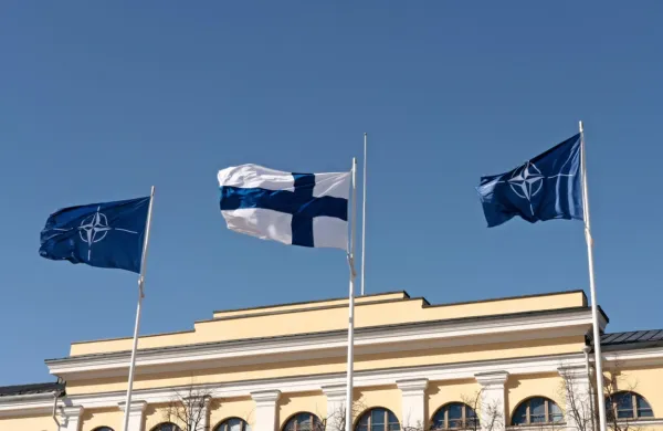 Po nagovorih generalnega sekretarja Nata in finskega predsednika 
so ob zvokih finske himne pred poslopjem Nata v Bruslju dvignili 
finsko zastavo.