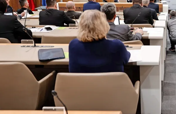 Državni svet je na današnji izredni seji s 15 glasovi za in 12 proti 
izglasoval odložilni veto na novelo zakona o tujcih. 