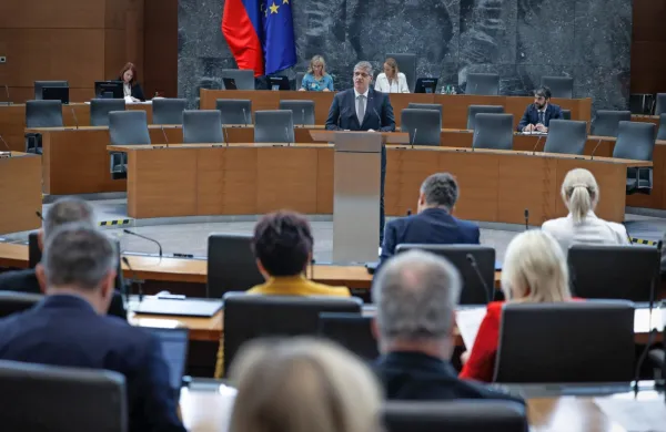 Gibanje Svoboda, SD in NSi so v DZ vložile predlog ustavnih 
sprememb, s katerim bi potrjevanje ministrov na predlog predsednika vlade z DZ prenesli na predsednika republike. 