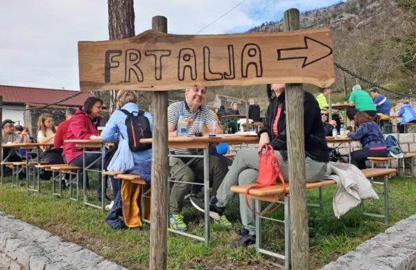 Tudi tokrat na Špargljadi ni  manjkala tradicionalna kraška frtalja.
