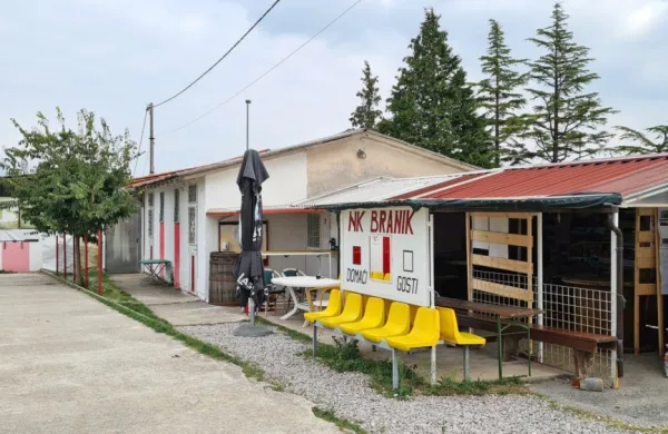Klubski prostor, ki ga je že zdavnaj povozil čas, je zbit skupaj iz 
različnih materialov.