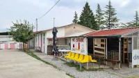 Klubski prostor, ki ga je že zdavnaj povozil čas, je zbit skupaj iz 
različnih materialov.