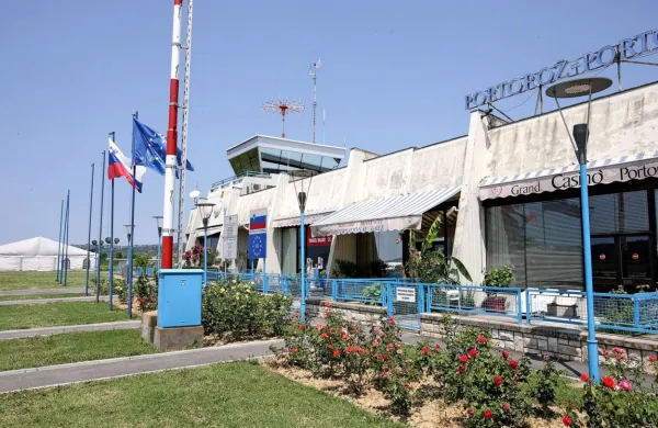  Edini terminal na portoroškem letališču so nameravali prenavljati 
v hladnejših mesecih, a kaj ko   jim je  prekrižala načrte narava.