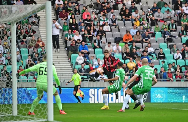 Tabor (v rdeče-črni opremi) je bil v Stožicah precej enakovreden tekmec Olimpiji, a znova ni zadel. Od 4500 gledalcev jih je  vstopnino plačalo le 500.