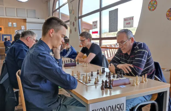 Po devetih bojevitih krogih je slavil reški velemojster Ognjen 
Cvitan (desno), tudi nekdanji svetovni mladinski prvak.