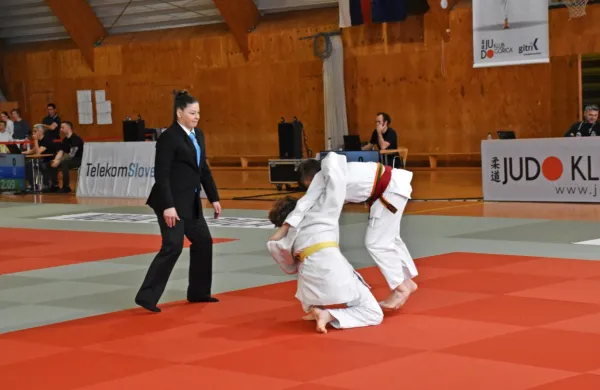 Nad potezami borcev je bdela  tudi sodnica, nekdanja zlata 
olimpijka Tina Trstenjak.