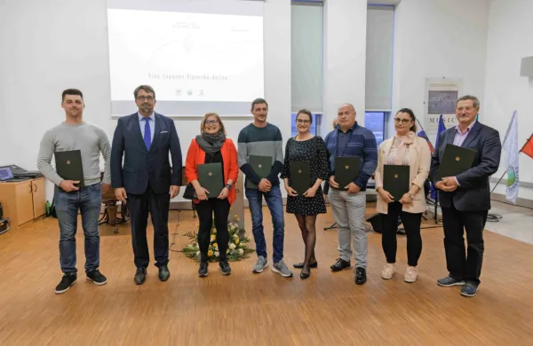 Župan Občine Ajdovščina Tadej Beočanin z nagrajenci