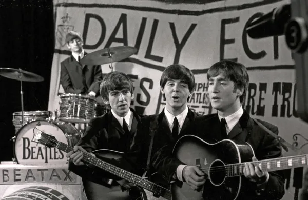 Skupina   The Beatles med   nastopom v televizijski oddaji 15. junija 
1963. 

 

  

