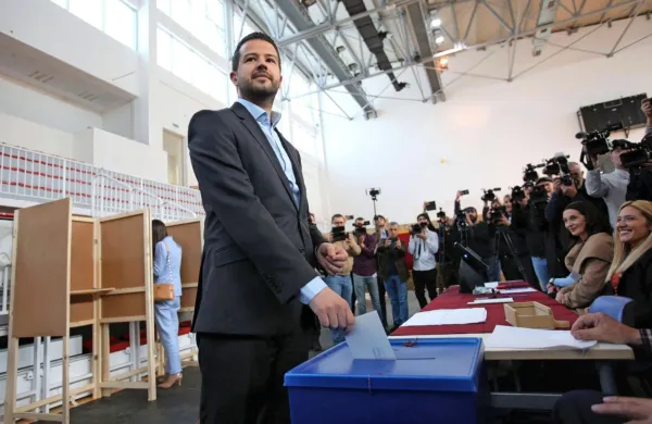 Novi črnogorski predsednik,  36-letni Jakov Milatović, si je v rekordno hitrem času (v politiki je le dve leti)     
pridobil naklonjenost črnogorskih volilcev in premagal “večnega” predsednika Mila Đukanovića. 