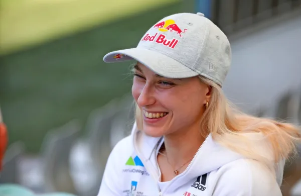 Olimpijska šampionka v športnem plezanju Janja Garnbret bo 
sezono tekmovanj v svetovnem pokalu v športnem plezanju po 
poškodbi palca začela kasneje, kot je bilo sprva načrtovano.