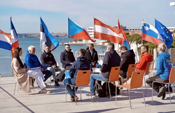Tik pred tradicionalno velikonočno regato so povezovalno idejo 
slovenskih in tržaških jadralnih klubov predstavili v izvirnem 
okolju.