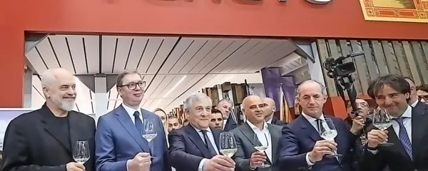 Vinska diplomacija v Veroni pod taktirko Tomaža Kavčiča (prvi z desne). Zdravica z Edijem Ramo, Aleksandrom Vučićem, Antonijem Tajanijem, Dimitrom Kovačevskim in Luco 
Zaio (z leve).   
