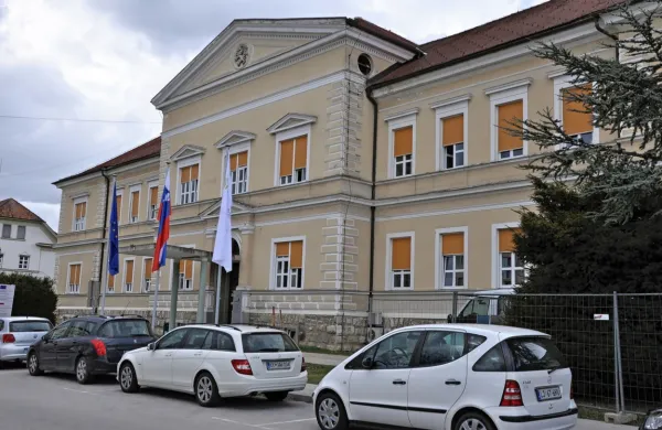V brežiški bolnišnici so živo pacientko razglasili za mrtvo.