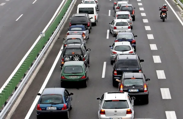 Zaradi podalj&scaron;anega konca tedna na cestah zgo&scaron;čen promet