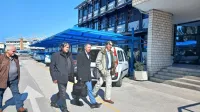 Renato Koršič (drugi z leve) se je včeraj odzval pozivu Luke na delo, 
na usklajevalni sestanek so ga pospremili Peter Majcen iz KS 90 
(prvi z leve), Damjan Volf iz OSO KS 90 in Marko Blatnik iz   Pisarne 
delavske pravne zaščite Sonce. 