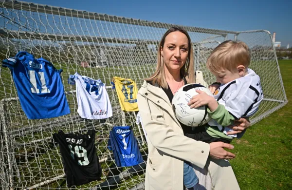 Veličastnih 11 dresov in žogo si je od blizu ogledal tudi mali Urban 
ter si med prisrčnim druženjem nadel otroški dres Valencie z 
imenom enega najboljših slovenskih nogometašev vseh časov 
Zlatka Zahovića.