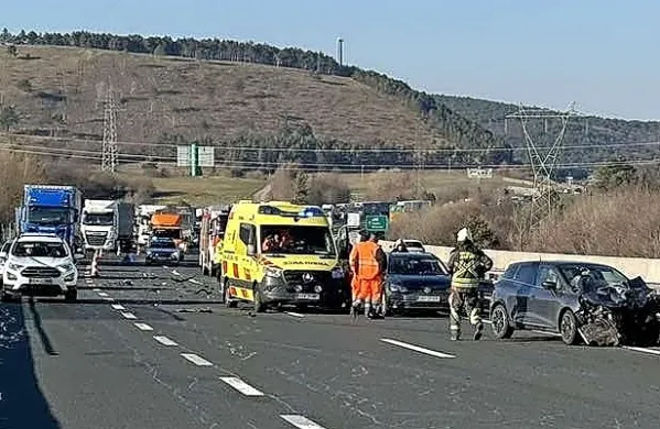 Trije vozniki z avtom in voznik s tovornjakom so včeraj skoraj blokirali avtocesto pri Dolenji vasi. 