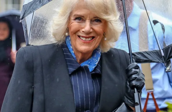 Soproga britanskega kralja Karla III. Camilla   je na vabilih za 
kronanje kralja prvič uradno omenjena kot kraljica. 