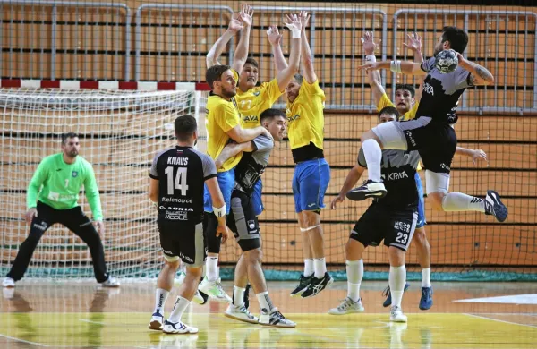 Koprčanom (v svetlejših dresih) nazadnje v Bonifiki ni uspelo 
zajeziti Krke, kako bo danes proti Velenju?