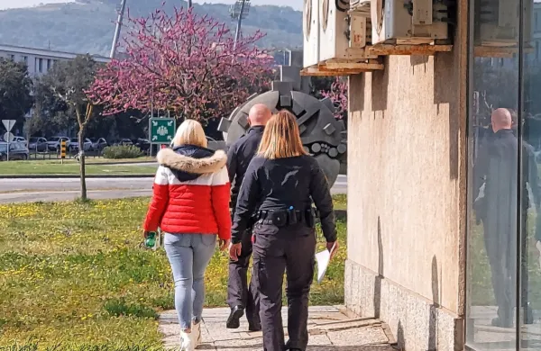 Po včerajšnji  razglasitvi  sodbe  so  Izolanko  odpeljali   v  ženski  zapor  
na  Igu.    Ko  bo  sodba  pravnomočna,  bo kazen  prestala  na  odprtem  
oddelku.  