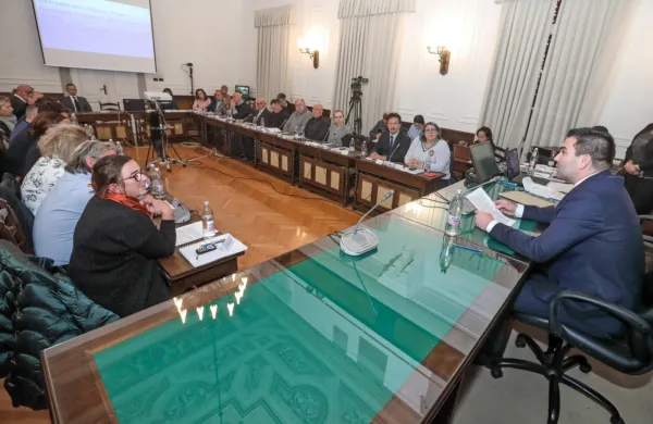 Najvišje sejnine v Istri prejemajo piranski občinski svetniki, kar deset odstotkov županove bruto plače, medtem ko so nadzorniki najbolje plačani v Mestni občini Koper. 