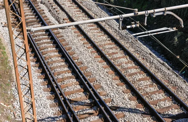 Hrva&scaron;ki najstnik v smrtni nevarnosti zaradi udarca elektrike med plezanjem po vagonu