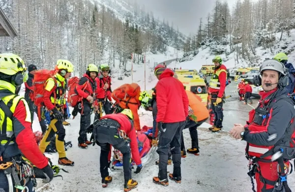 Snežni plaz odnesel skupino slovenskih plezalcev na Bov&scaron;kem