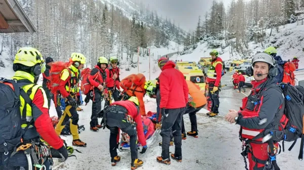 Snežni plaz odnesel skupino slovenskih plezalcev na Bov&scaron;kem