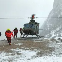Snežni plaz odnesel skupino slovenskih plezalcev na Bov&scaron;kem