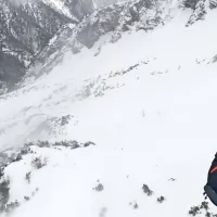Snežni plaz odnesel skupino slovenskih plezalcev na Bov&scaron;kem