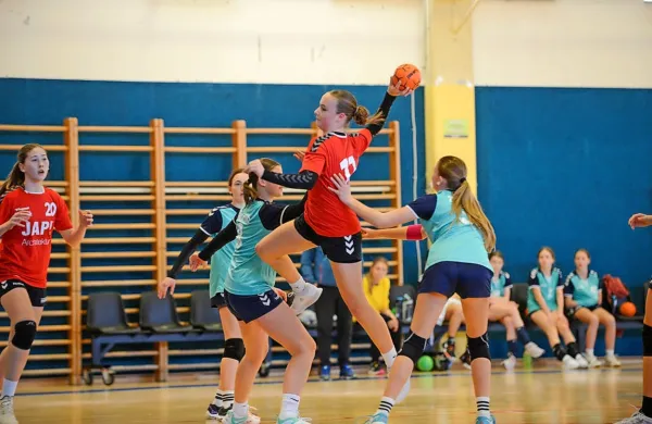 Na sedmih prizoriščih velikonočnega rokometnega turnirja so se 
pomerili mladi članice in člani 91 ekip iz šestih držav. Več fotografij 
je na ogled na Facebook strani in Instagram profilu Koper cup.