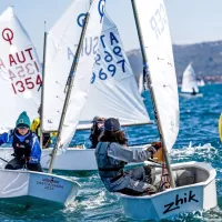 Letošnja 29. edicija velikonočne regate je gostila kar 550 jadralcev 
v razredu optimist iz 14 držav.