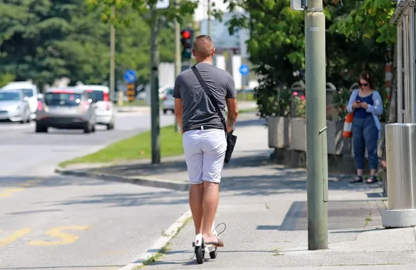 AVP med drugim predlaga uvedbo evidence e-skirojev, obvezno 
vgradnjo smernikov in možnost odvzema tehnično neustreznega 
električnega skiroja.