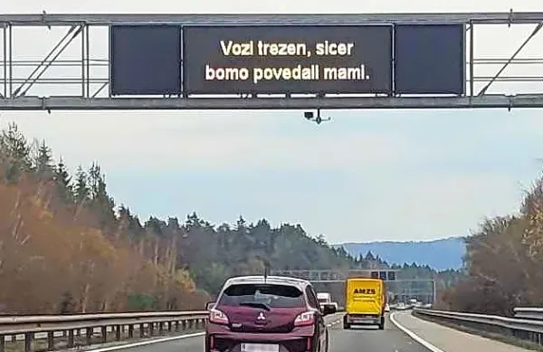 Za  napis  'Vozi trezen,  sicer  bomo  povedali  mami'  so  zbrali  skoraj  
5000  všečkov.