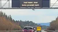 Za  napis  'Vozi trezen,  sicer  bomo  povedali  mami'  so  zbrali  skoraj  
5000  všečkov.
