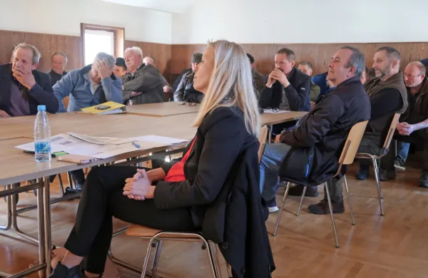 Obupani kmetje na javni razpravi o načrtu upravljanja z divjadjo  
niso dobili zagotovila, da bo njihov problem pomanjkanja krme 
zaradi prerazmnožene jelenjadi na travnikih rešen.