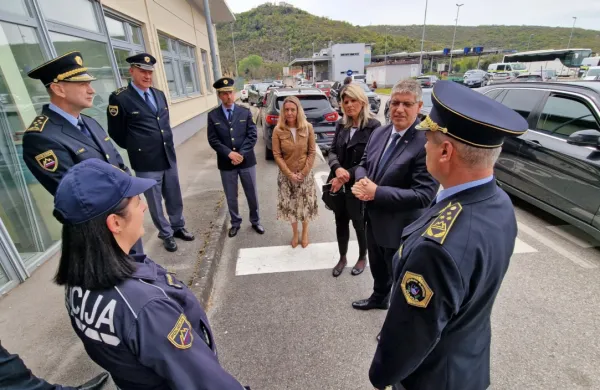 Notranji  minister  Boštjan  Poklukar  je s  sodelavci   obiskal policijsko   
postajo  za izravnalne  ukrepe  na  Dragonji.