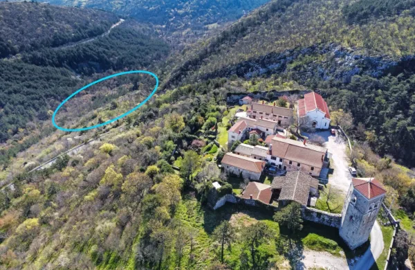 Akumulacijo Kubed so v preteklosti risali v globeli, ki jo obkroža cesta, ki vodi iz Kopra in Trsta prek MP Sočerga v Istro in na Reko. Označili smo 
zgolj približno območje zadrževalnika in     ne  nakazujemo njegove morebitne velikosti.