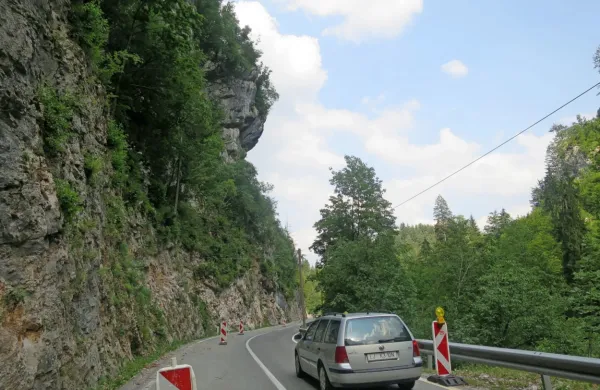 Cesto Spodnja Idrija-Godovič bodo zaščitili pred padajočim kamenjem, zato bo prihodnji dve nedelji večji del dneva zaprta za 
promet. 