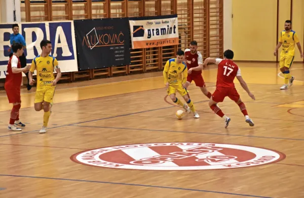 Benjamin Tušar (Bronx, z žogo) je dosegel zadnji gol za zmago rumenih. 